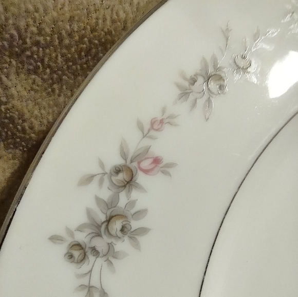 Wyndham Fine China "Wilton" Dinner Plate - Picture 5 of 7